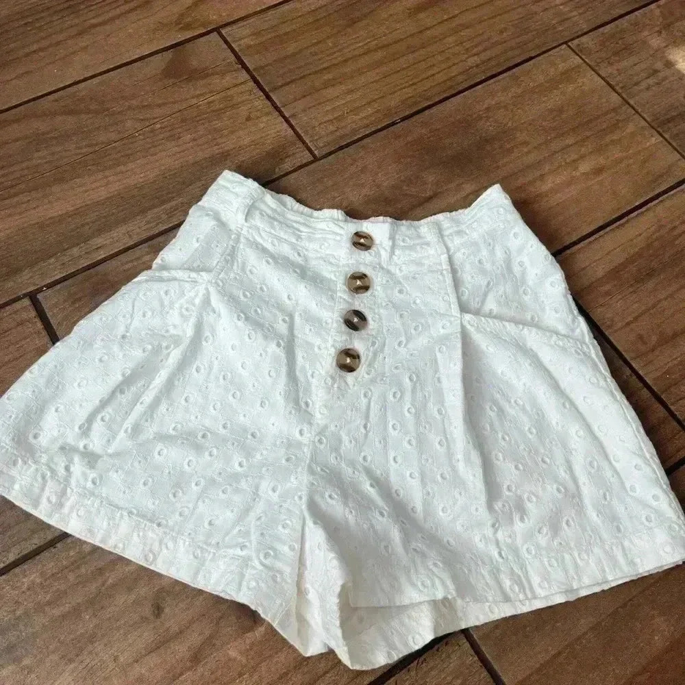 NWOT L*SPACE Vista Short in Eye On You Eyelet
Shorts XS - Picture 3 of 5